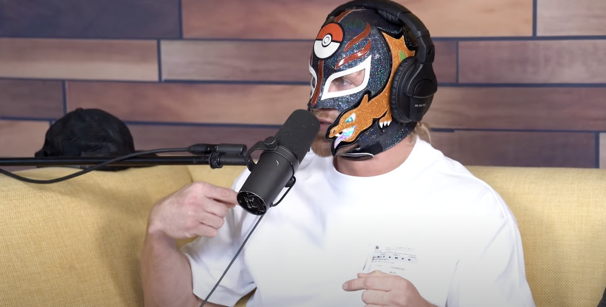 Logan Paul tiene una máscara de Charizard Rey Mysterio