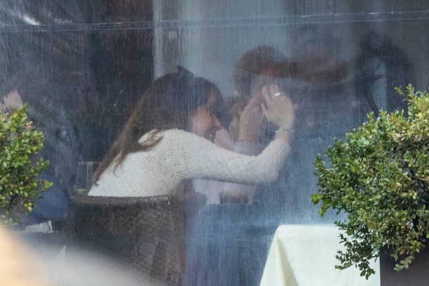 Elena Hormigos y Santiago Pedraz acaramelados en un restaurante. / Gtres