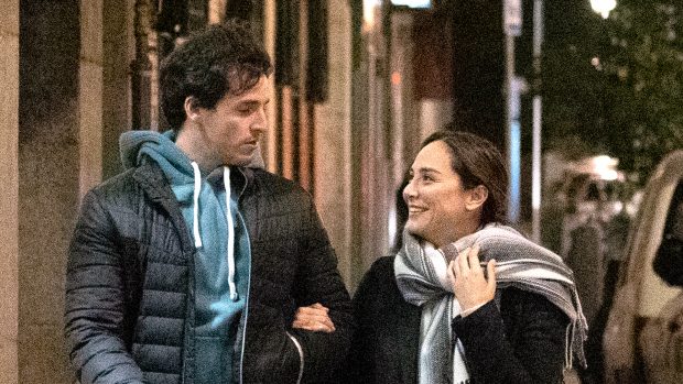 Tamara Falcó e Íñigo Onieva mirándose mientras caminan. / Gtres