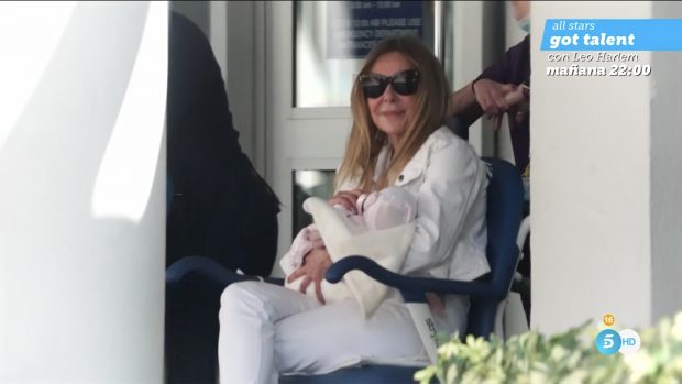 Ana Obregón sujetando a su nieta. / Telecinco