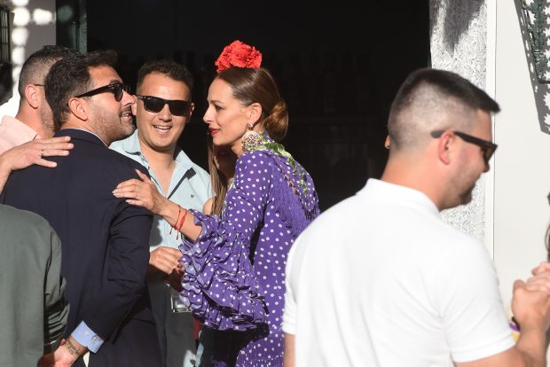 Eva González con amigos en Sevilla. / Gtres