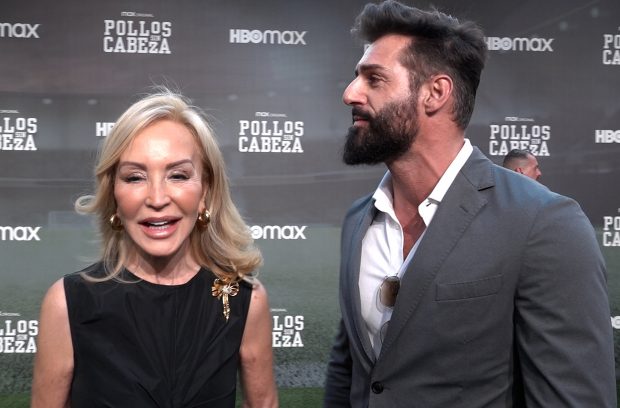 Carmen Lomana junto a un amigo en un photocall. / Gtres