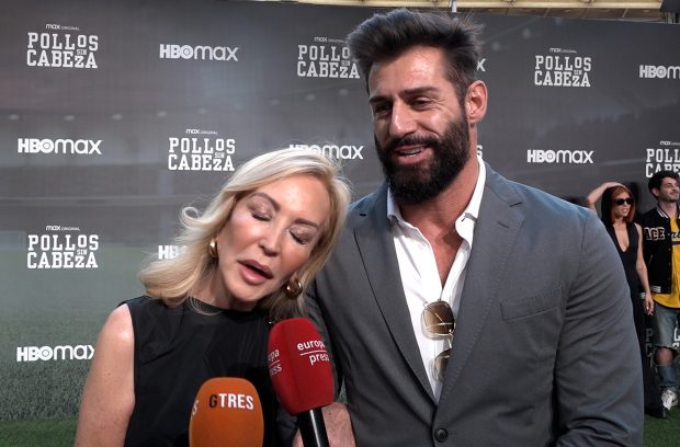 Carmen Lomana junto a un amigo en un photocall. / Gtres