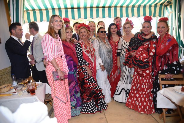 Toñi Moreno con su hija y María del Monte en la Feria de Abril de Sevilla. / Gtres