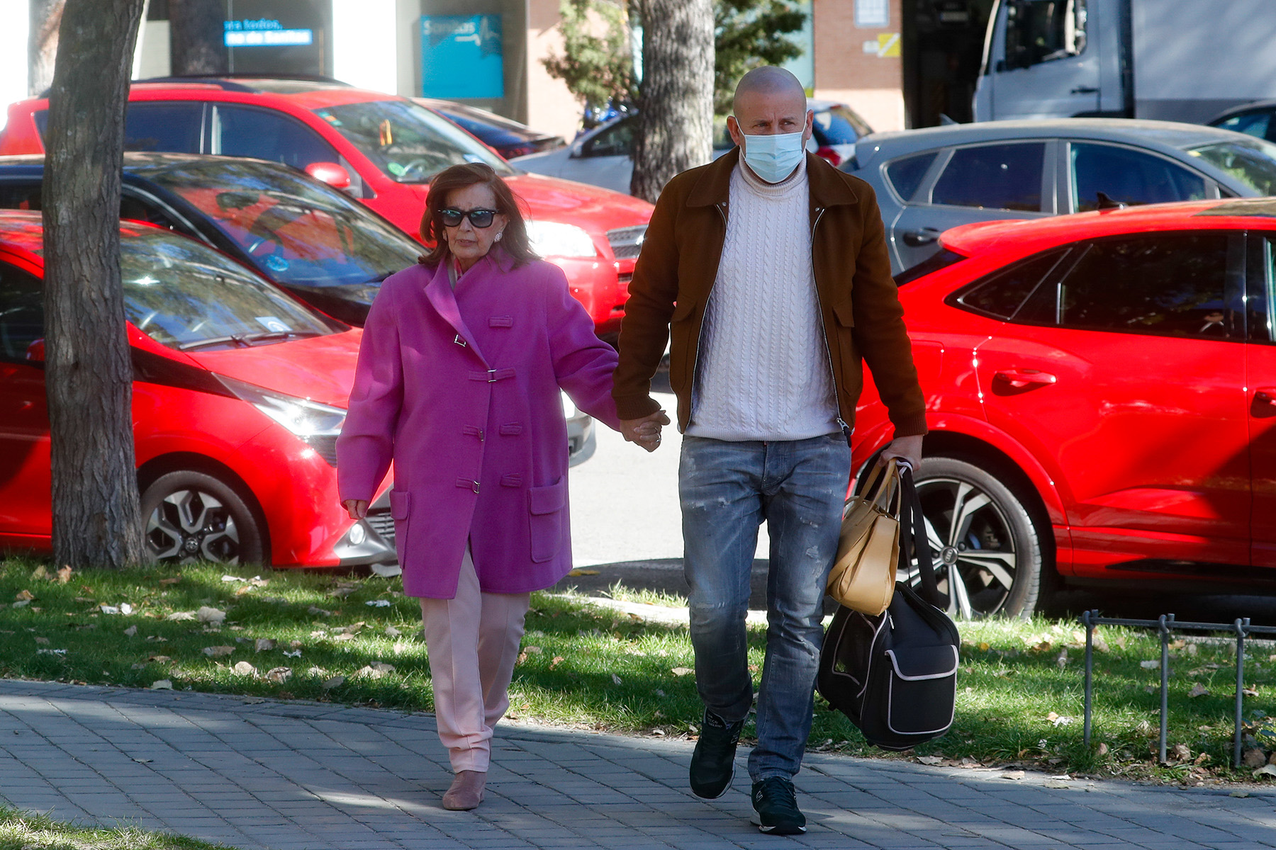 María Teresa Campos y Gustavo paseando / Gtres