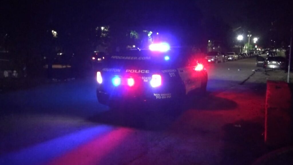 2 hispanos baleados tras robarles $3,000 en Spring Branch