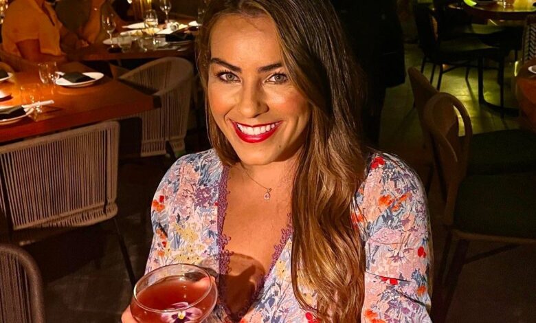 VVeronica from 90 Day Fiance wearing print blouse with cocktail
