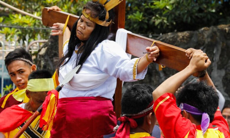 A pesar del rechazo de la Iglesia, filipinos recrean sus famosas crucifixiones en Viernes Santo