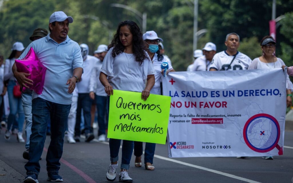 AMLO dice que hay medicamentos; convocan a marchas por desabasto
