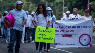 AMLO dice que hay medicamentos; convocan a marchas por desabasto