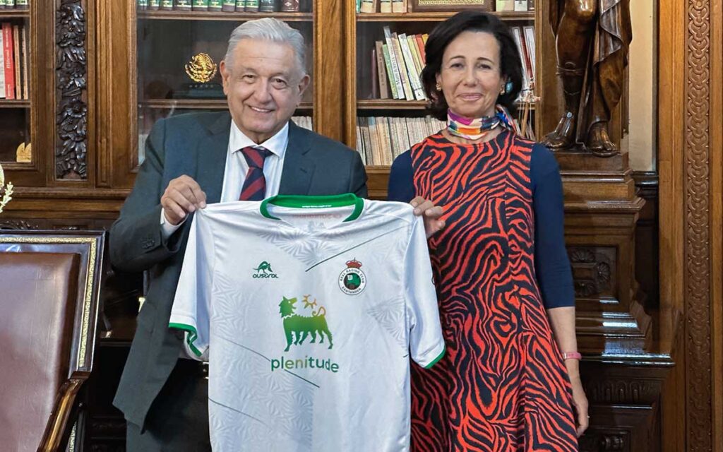 AMLO se reúne con presidenta de Banco Santander; destaca 'buena amistad'