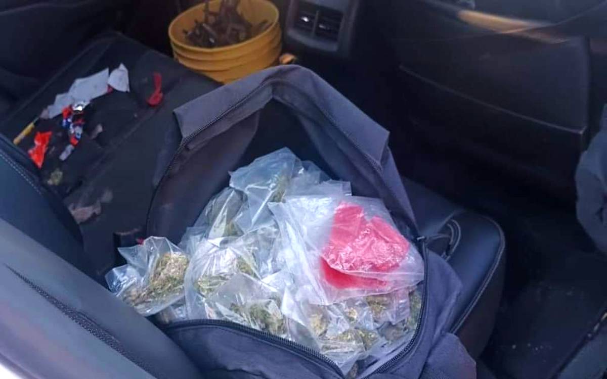 Abandonan dinero, droga y armas en Guaymas