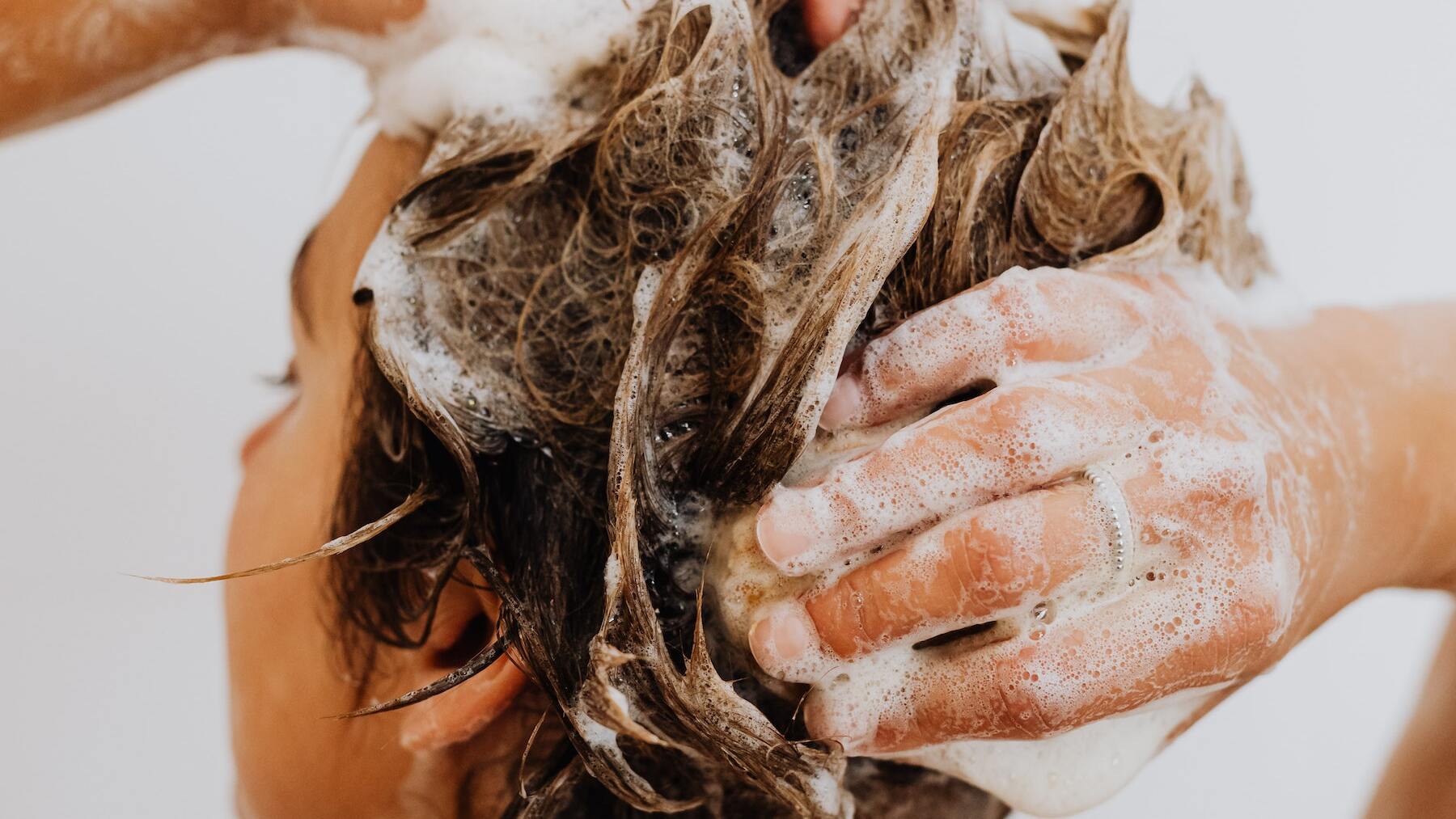 Abre un bote de champú usado y se encuentra lo que nunca hubiera imaginado