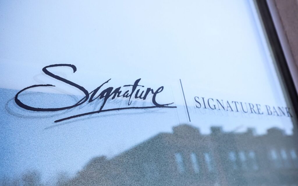Acusan que Signature Bank gestionó mal y desoyó avisos