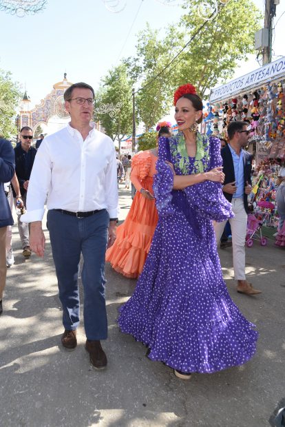 Eva González y Alberto Núñez Feijóo en Sevilla. / Gtres