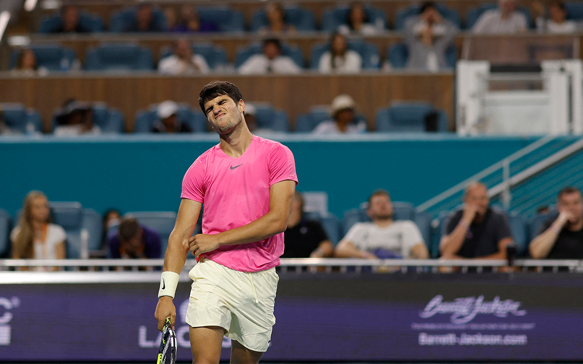 Alcaraz cae y pierde el número uno del mundo; Sinner enfrentará a Medvédev en la final