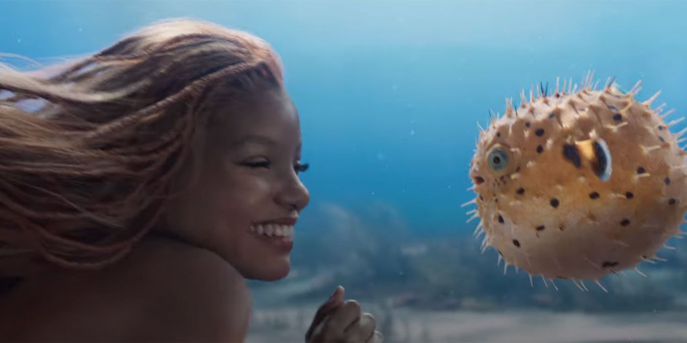 Halle Bailey sonriendo a Flounder en La Sirenita