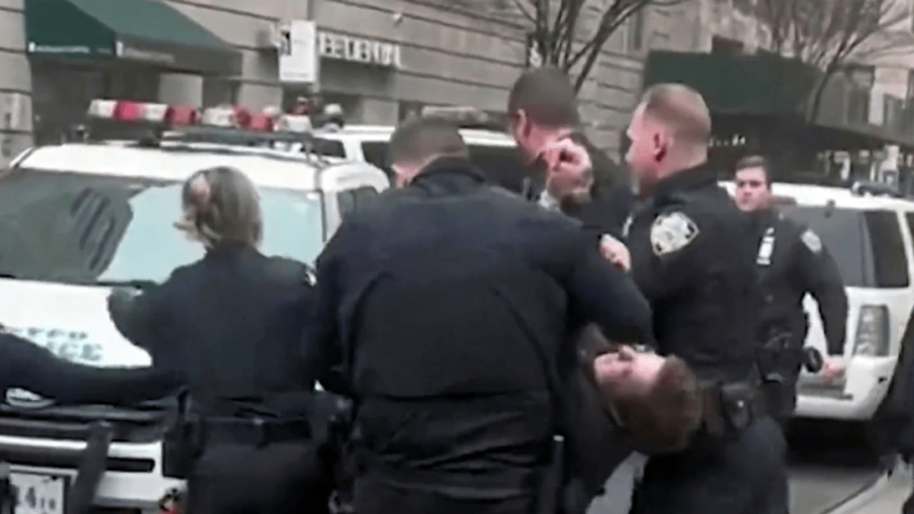 Arrestan a sospechoso de disparar a policía en Queens que escapó en un Lyft