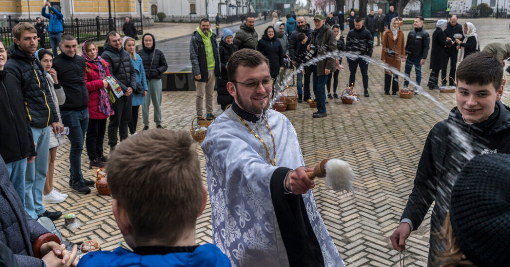Bajo la sombra de la guerra, Kiev celebra la Pascua ortodoxa