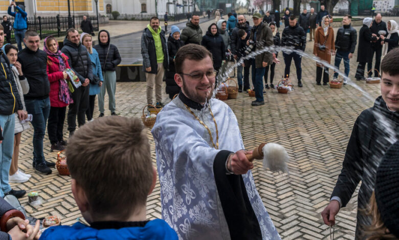 Bajo la sombra de la guerra, Kiev celebra la Pascua ortodoxa