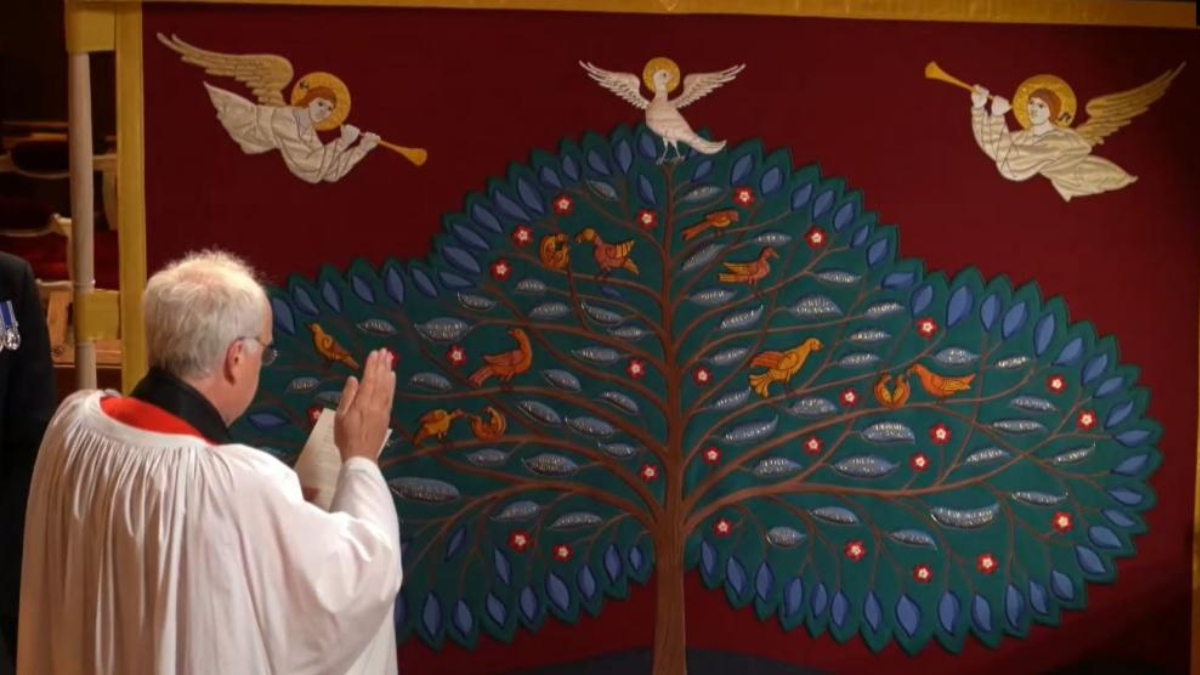 Bendicen la mampara que dará privacidad a Carlos III cuando sea ungido