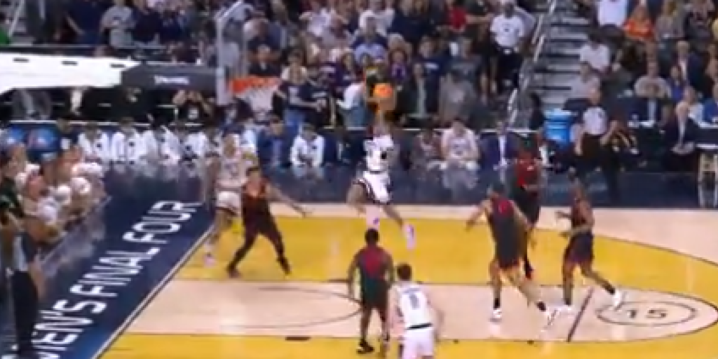 Brutal mate en la final de la NCAA...¡el balón acabó en el otro lado de la pista!