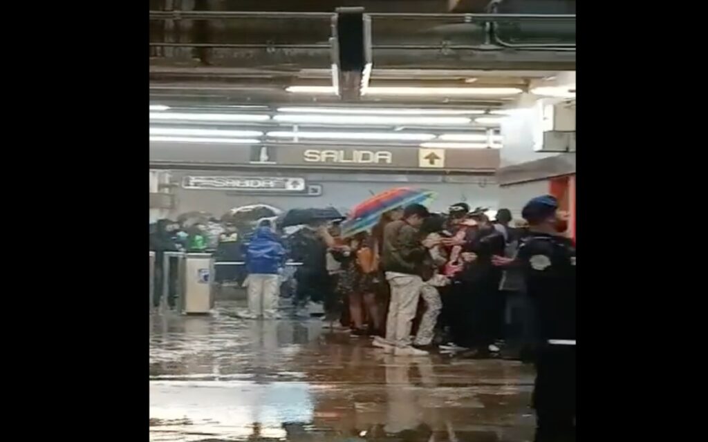 Cae "aguacero" dentro de la Línea 9 del Metro