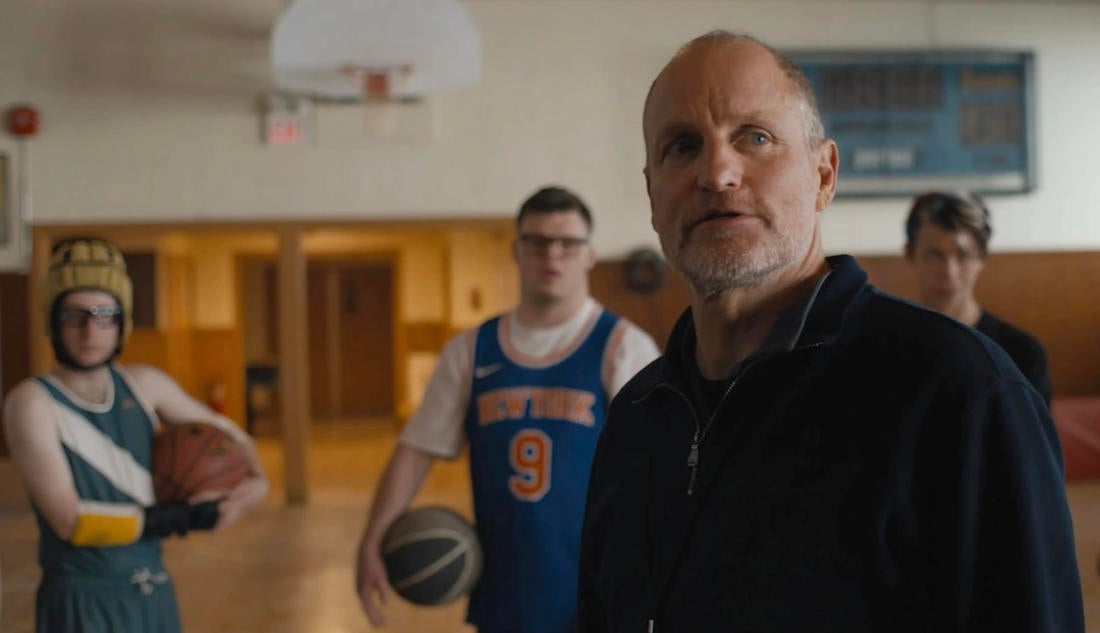 Champions Stars habla sobre trabajar con Woody Harrelson en clip exclusivo de BTS