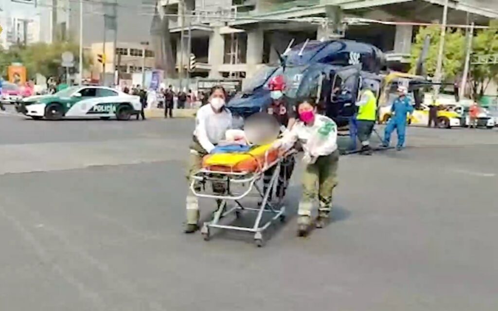 Choca con cazo de carnitas y quema a madre con dos niños