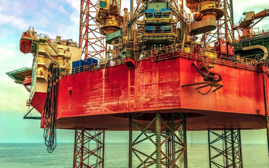 Cierra petróleo Brent y Texas al alza tras anuncio de recortes de OPEP+