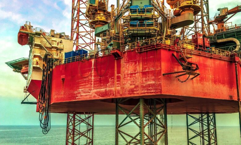 Cierra petróleo Brent y Texas al alza tras anuncio de recortes de OPEP+
