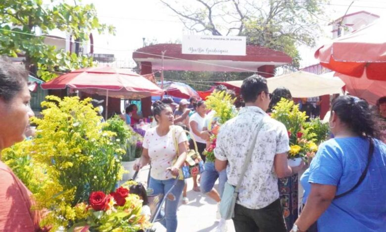 Conviven zapotecas con sus difuntos en el tradicional Domingo de Ramos