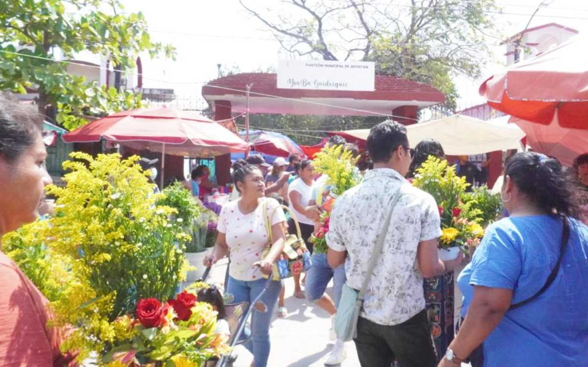 Conviven zapotecas con sus difuntos en el tradicional Domingo de Ramos