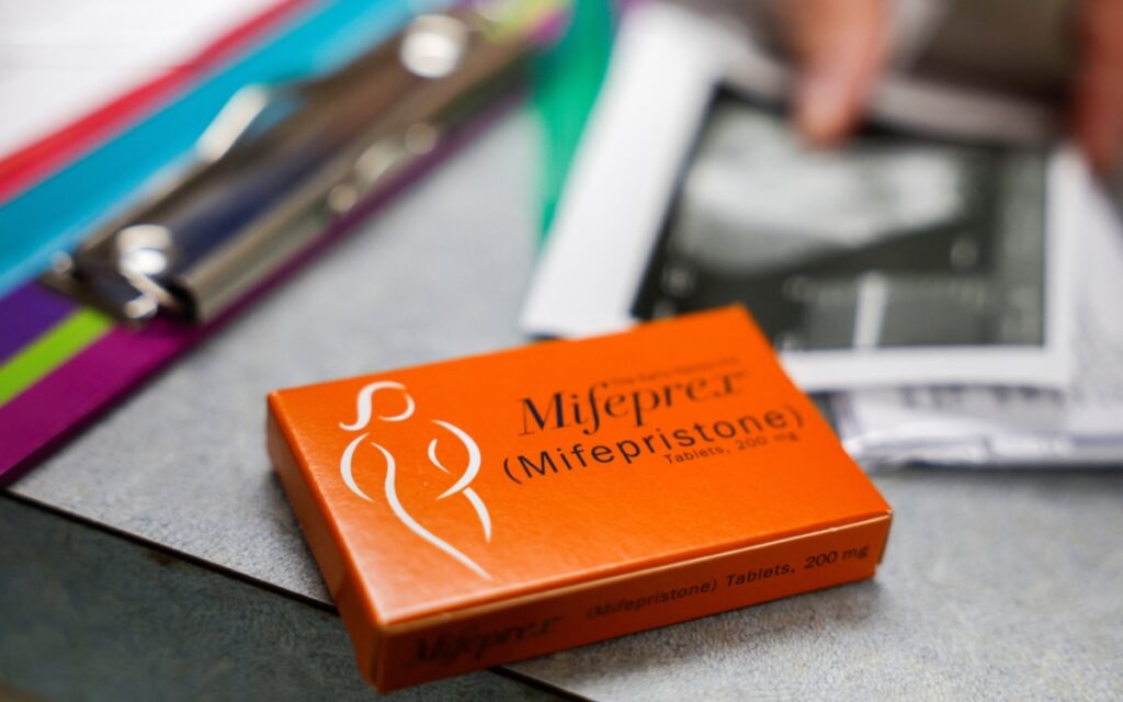 Corte Suprema de EU mantiene acceso a la píldora abortiva