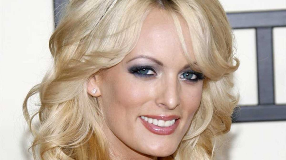 Corte dice que Stormy Daniels debe pagar gastos legales de Trump