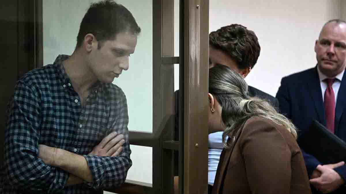 periodista del Wall Street Journal seguirá detenido por supuesto espionaje