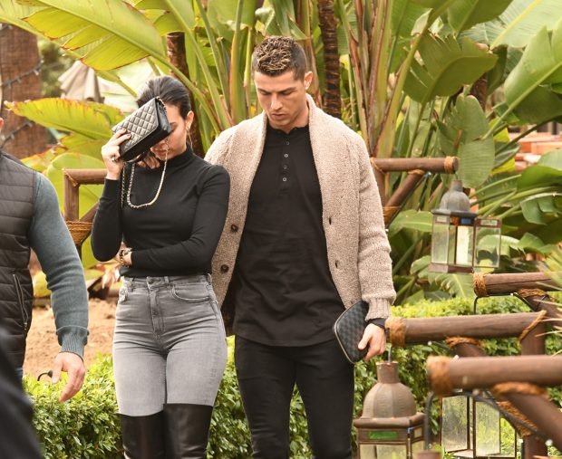 Cristiano Ronaldo y Georgina Rodríguez huyendo de la prensa / Gtres