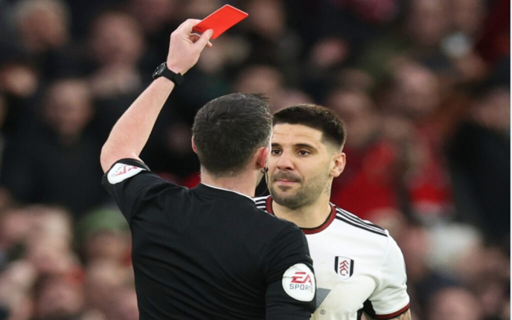 Dan ocho partidos de castigo a futbolista serbio por empujar a árbitro | Video