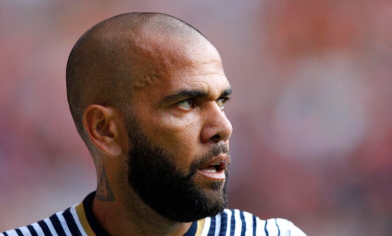 Dani Alves permanecerá en prisión por persistente riesgo de fuga tras presunta violación hacia una joven