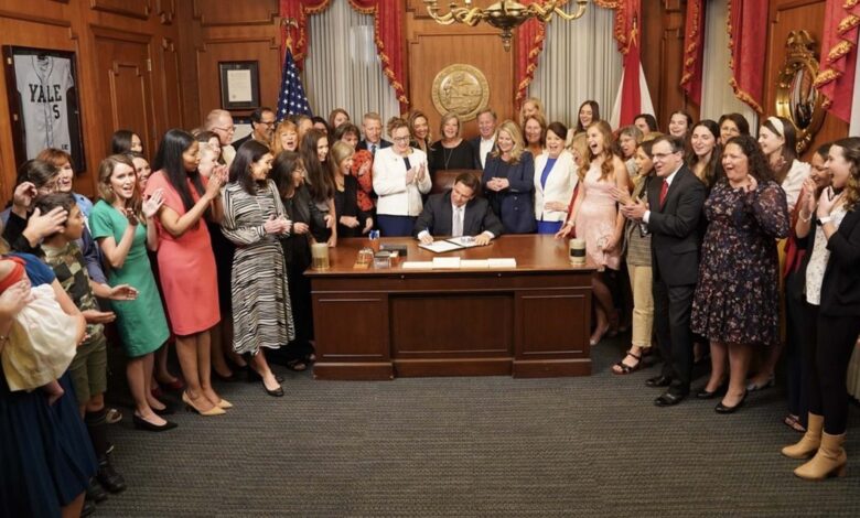 DeSantis firma ley que prohíbe la mayoría de los abortos después de seis semanas de embarazo