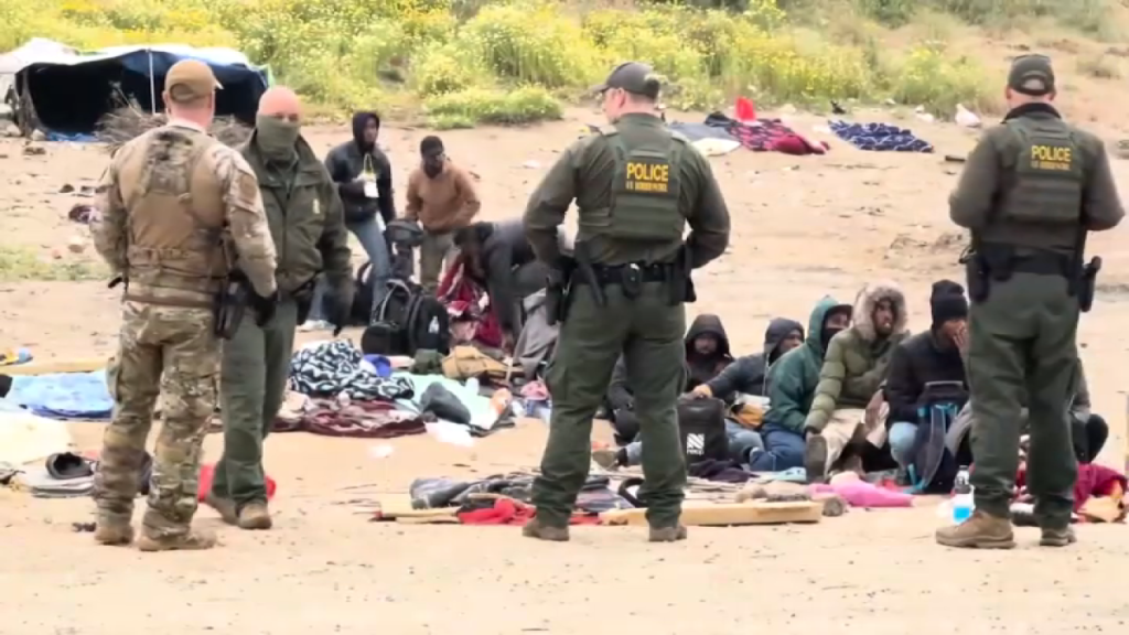 Detienen a decenas de migrantes etíopes atrapados en la valla fronteriza entre California y México