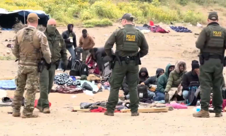 Detienen a decenas de migrantes etíopes atrapados en la valla fronteriza entre California y México