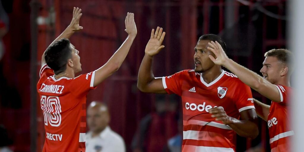 Doblete de Rondón para que River siga líder y Boca se hunde