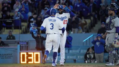 Dodgers derrotan a los Rockies de Colorado en una noche marcada por el viento