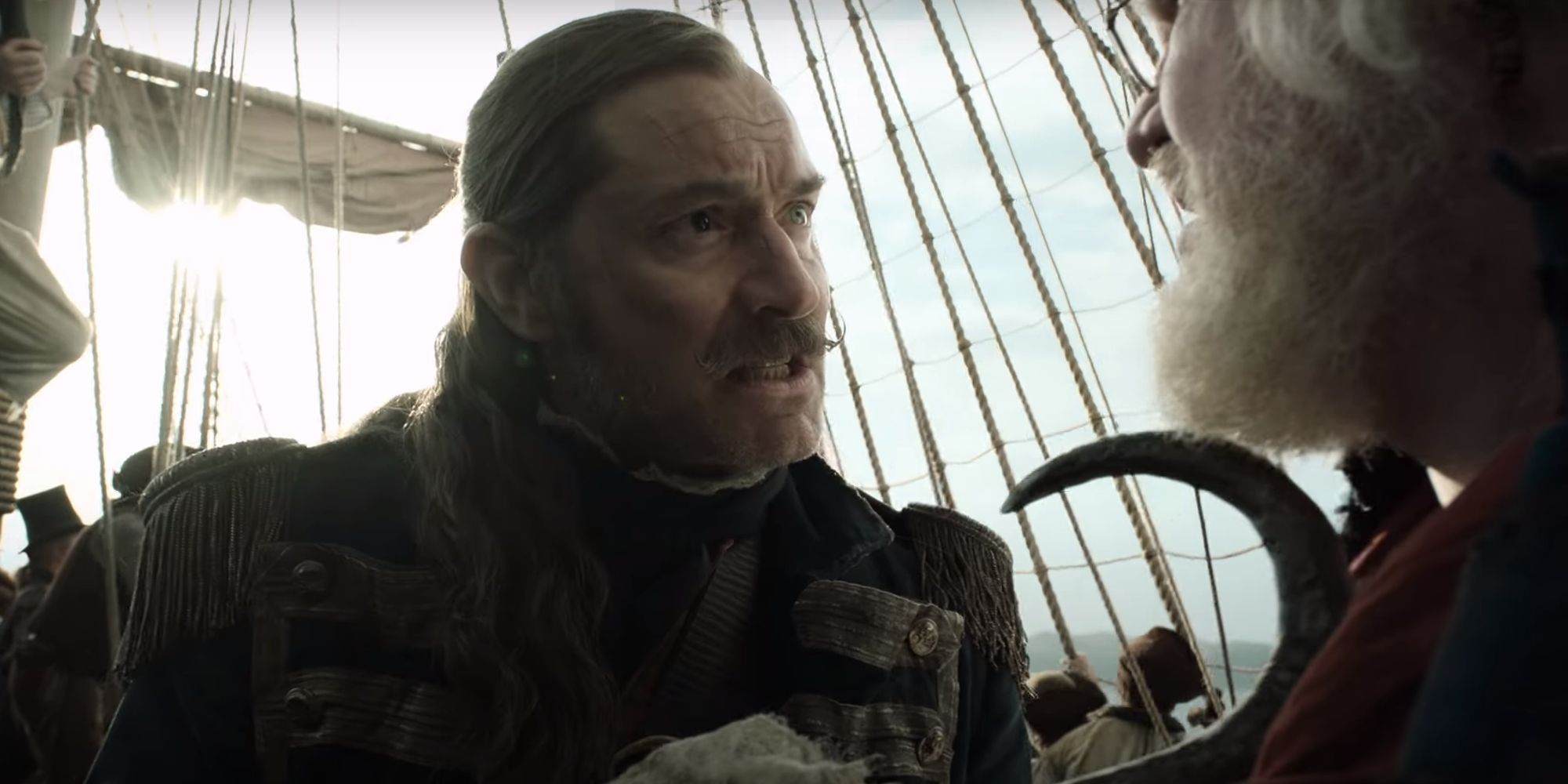 El Capitán Garfio de Jude Law literalmente camina sobre un hombre en Peter Pan & Wendy Clip