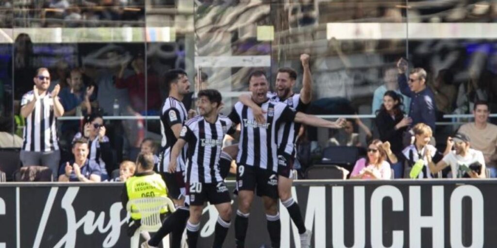 El Cartagena sigue soñando tras vencer a un Sporting en inferioridad