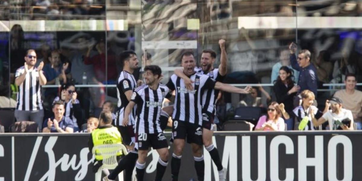 El Cartagena sigue soñando tras vencer a un Sporting en inferioridad