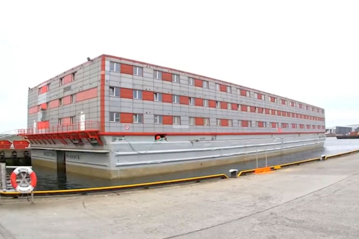 El Gobierno británico quiere alojar en una embarcación gigante a inmigrantes sin papeles que lleguen a sus costas