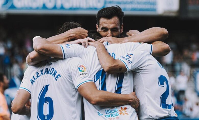 El Tenerife golea al Ibiza y lo deja con pie y medio en Primera RFEF