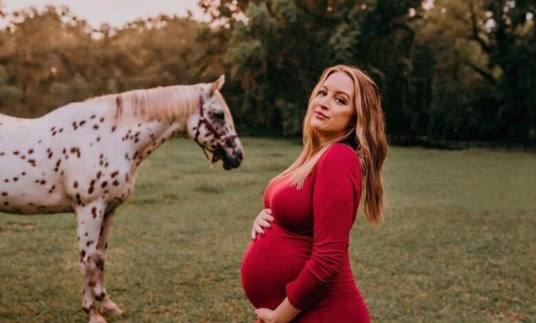 Elizabeth Libby Potthast from 90 Day Fiancé pregnant posing in field with horse